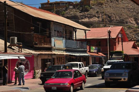 Cenário de faroeste com carros em Santa Rosalía, na Baja California - México